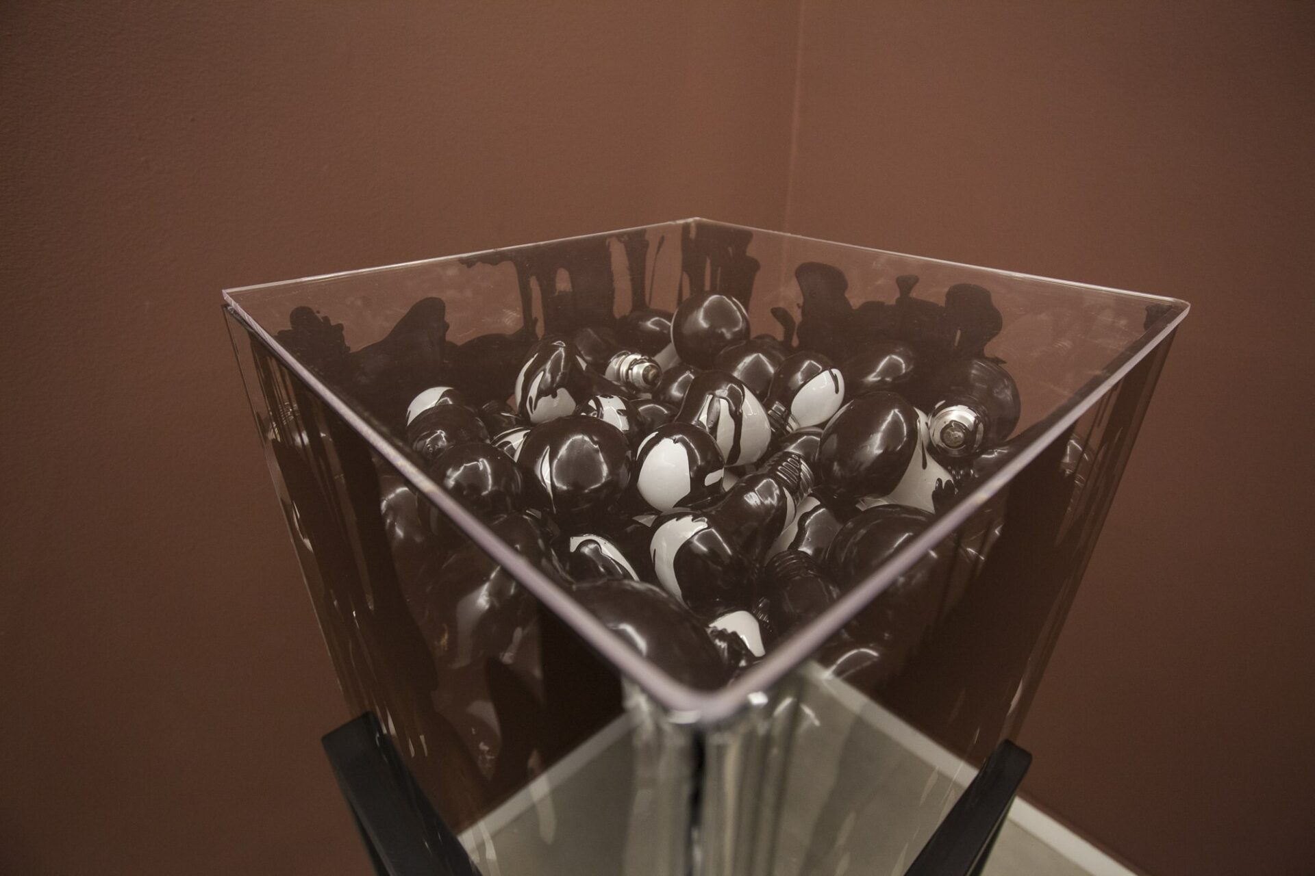 Alexandra Ungern, lightness,2004/2017, assemblage caixa de acrilico, lampadas e pixe. 30x30x30cm